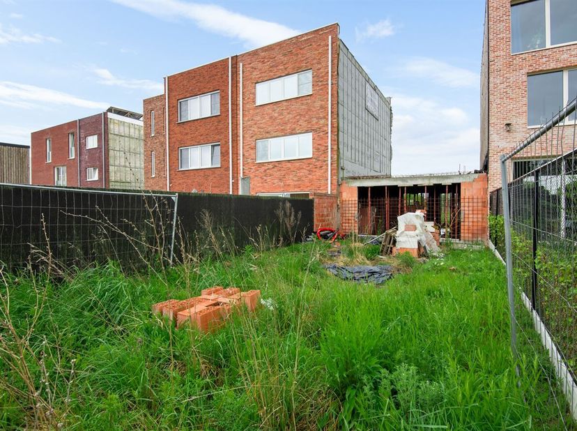 Bouwgrond met verder af te werken ruwbouw en staanplaats in de Clementwijk<br />
Gelegen in de populaire Clementwijk in Sint-Niklaas geniet u hier van