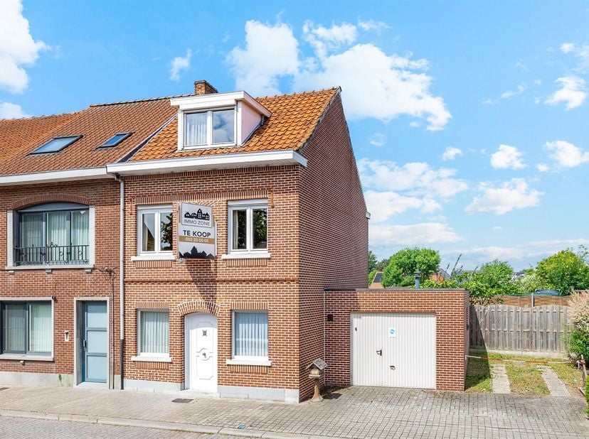 Bent u op zoek naar een halfopen woning in Sint-Niklaas die u volledig kunt renoveren naar uw eigen smaak? Lees dan zeker verder.<br />
<br />
Deze
