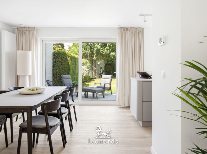 Deze volledig gerenoveerde woning biedt een zee aan licht en ruimte.<br />
Bij het betreden van de inkomhal, met gastentoilet, sanitaire ruimte en ves