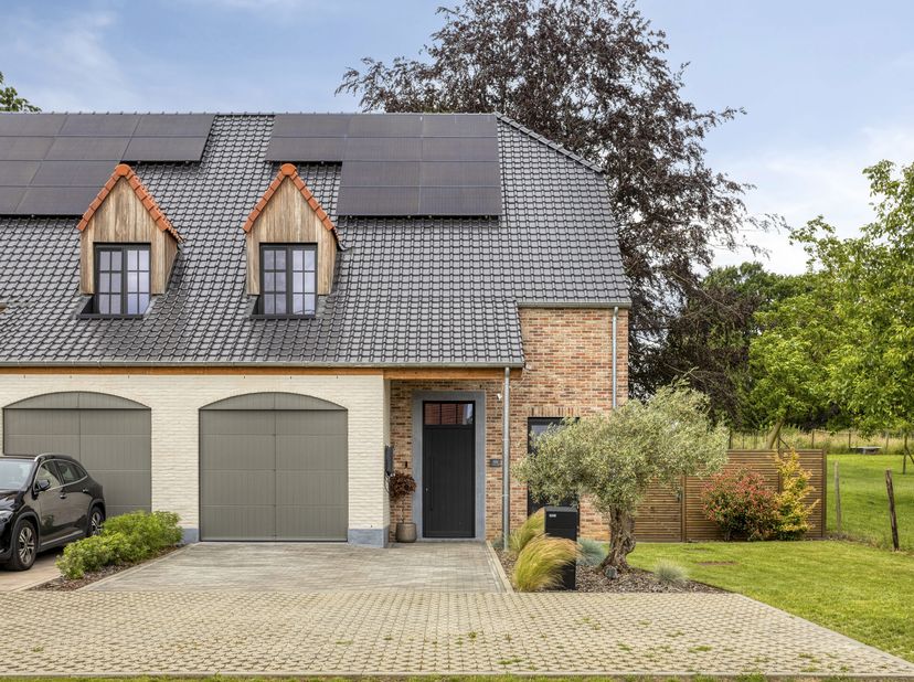 Deze stijlvolle en uiterst energiezuinige woning uit 2023 combineert modern wooncomfort met rust en ruimte. Met een indrukwekkend E-peil van 14 voldoe