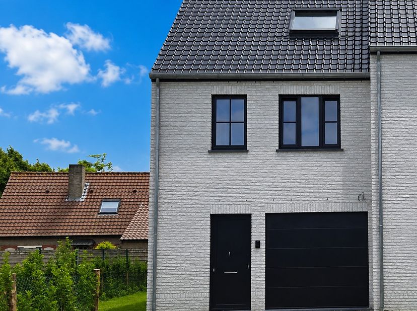Deze nieuwbouwwoning in Jabbeke biedt traditionele woningbouw die een perfect evenwicht brengt tussen comfort, stijl en een groene omgeving. Dankzij d