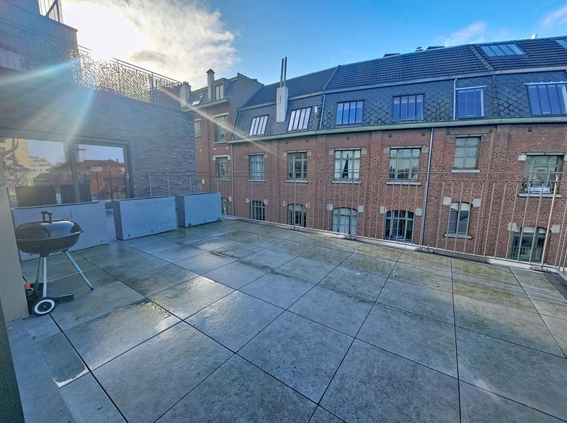 Nabij Dansaert. Prachtig NIEUW appartement gelegen op de 4e verdieping (met lift). Het appartement bestaat uit een woonkamer met toegang tot een terra