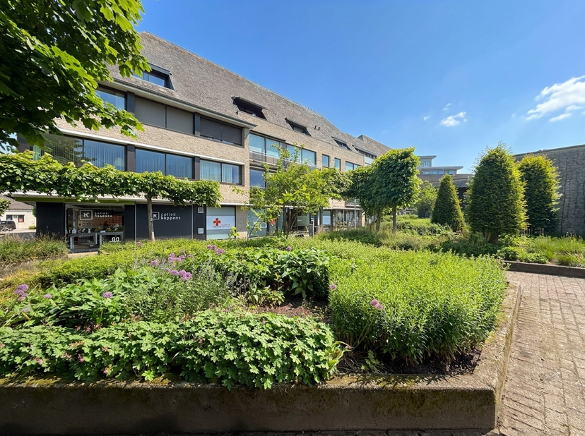 Ontdek dit lichtrijke appartement op een uitstekende ligging in het centrum van Sint-Kruis, pal naast de kerk en omgeven door groen en een leuk parkje