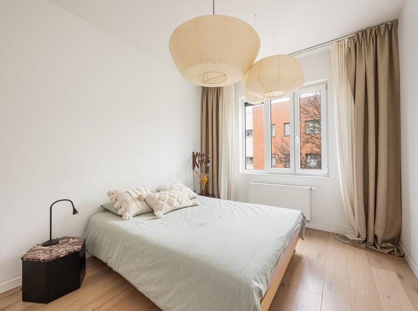 In de charmante Belegstraat, midden in het bruisende Antwerpen-Zuid, ontdek je deze smaakvol in 2019 gerenoveerde flat. Een plek waar rust en stadslev