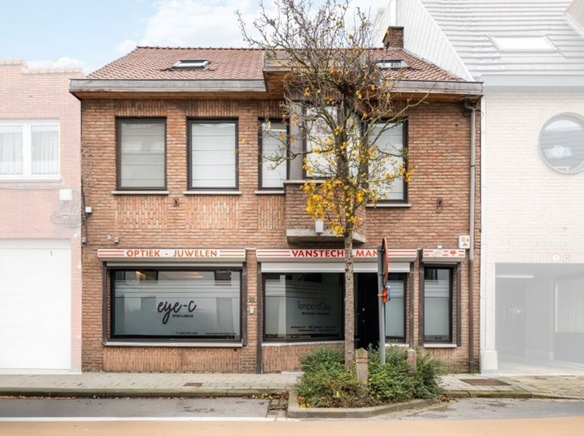Deze veelzijdige en instapklare eigendom combineert wonen en werken op een centrale ligging. Op het gelijkvloers bevindt zich een handelsruimte met at