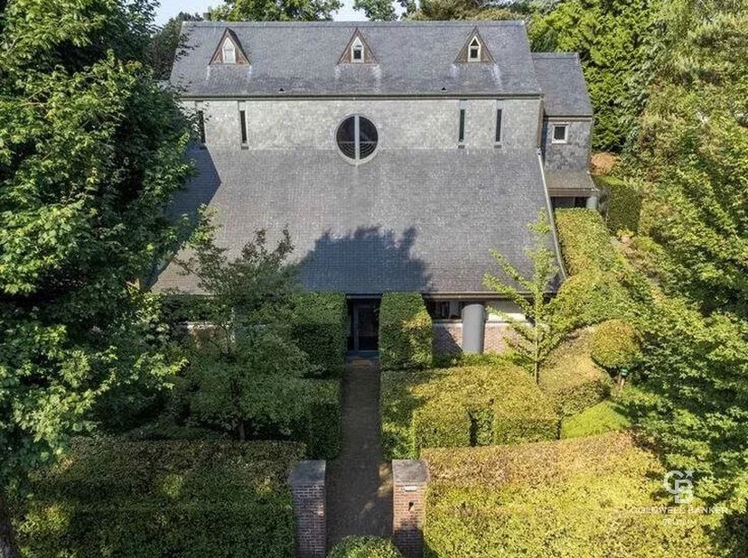 Superbe villa de ± 550 m² sur un large terrain de 23 ares. Son univers particulier s'ouvre sur l'uvre unique du sculpteur Olivier Strebelle.<br />
La