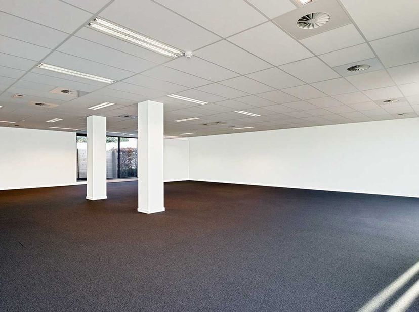 ALGEMEEN<br />
In The Lofthouse South in Wilrijk wordt een moderne en instapklare kantoorruimte van 283 m² aangeboden op de eerste verdieping.<br />
D