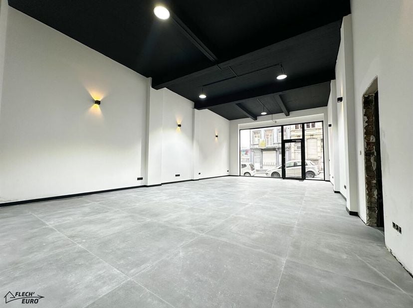 Située en plein coeur du centre ville, superbe surface commerciale entièrement rénovée de 73,64 m² offrant de multiples possibilités d'aménagements. L
