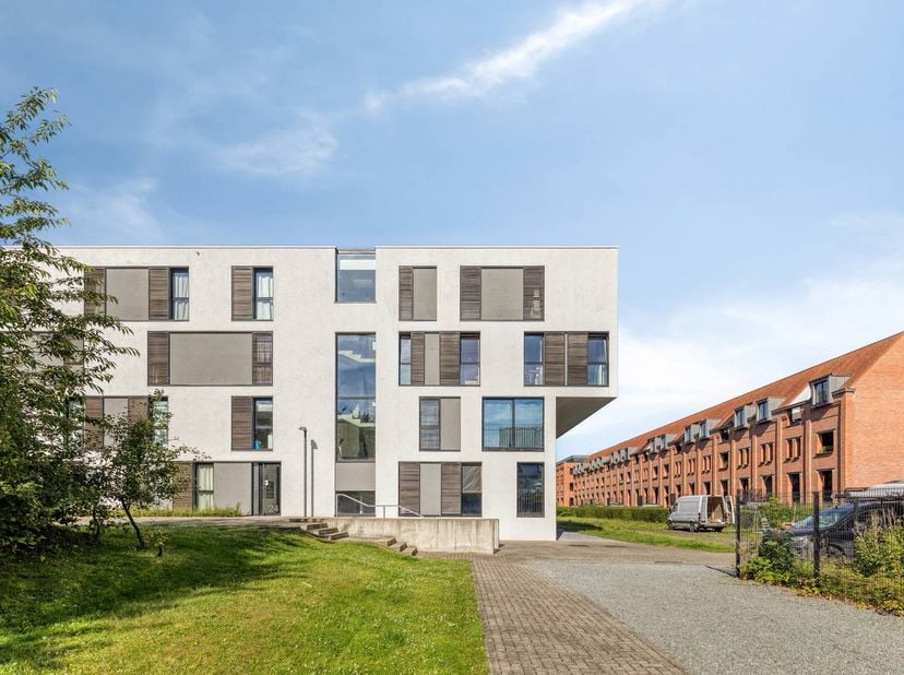 Bent u op zoek naar een energiezuinig appartement te koop in Gent? Dit prachtige tweekamerappartement in residentie Leiemeersen I combineert een rusti