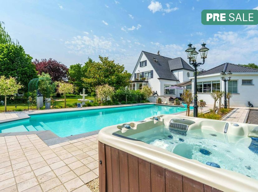 Bent u op zoek naar ruimte, luxe en absolute rust? Deze stijlvolle villa in Ledegem ligt op een groen perceel van maar liefst 2.890 m². De eigendom we