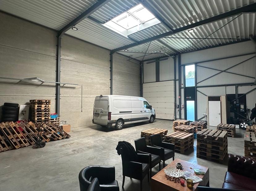 Ben jij op zoek naar een KMO-unit op een uitstekende locatie? Dan hebben wij gevonden wat jij zoekt.<br />
Deze KMO-unit is gelegen in Genk op de Giet