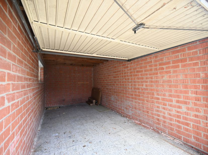 Garage te huur nabij het centrum van Kachtem.<br />
Prijs: €50/maand.<br />
<br />
Geen voorzieningen aanwezig.<br />
<br />
Telefonisch worden er gee