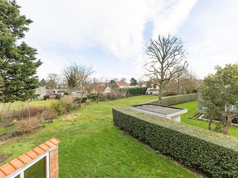 Idesbald :Villa à vendre avec un magnifique terrain d'une superficie totale de 2 336 m² !Villa idéalement située dans la très convoitée Willem Elsscho