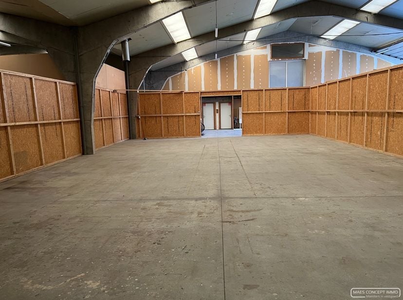 Magazijn - bergplaats - wind en waterdicht&amp;nbsp;<br />
&amp;nbsp;<br />
<br />
Afgesloten ruimte van 200 m² met&amp;nbsp;apart&amp;nbsp;bureel.<br />
Laden en los