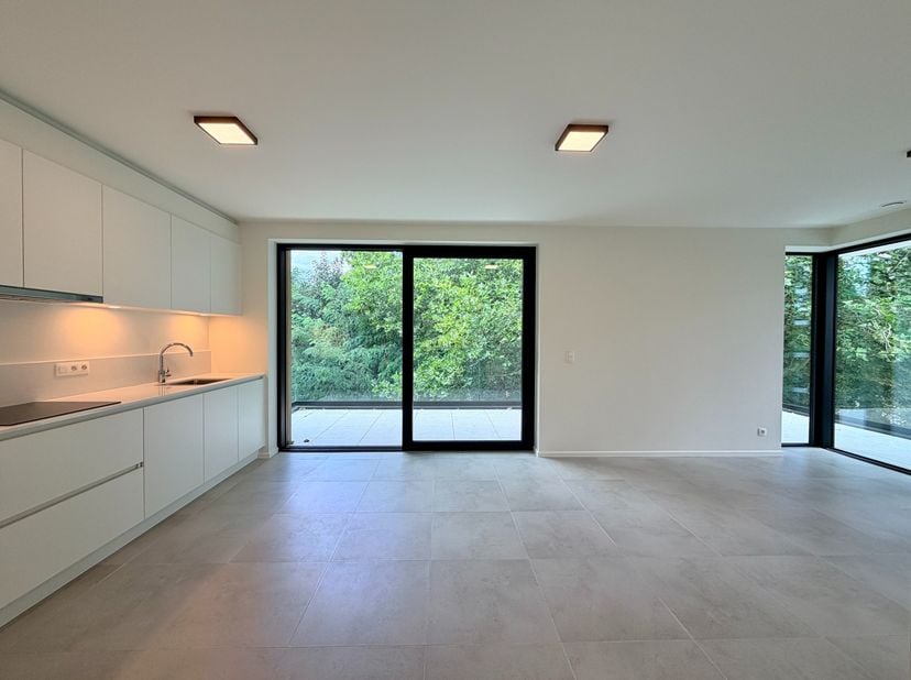 Op fietsafstand van het&amp;nbsp;centrum van Roeselare en Rumbeke kan je dit modern, hedendaags appartement terugvinden.&amp;nbsp;<br />
Vlakbij verschillende