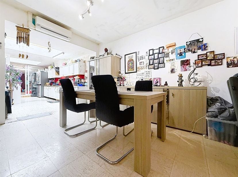 Cette maison deux façades se situe à proximité immédiate de toutes les commodités- commerces, écoles, transports et axes routiers. Elle constitue une