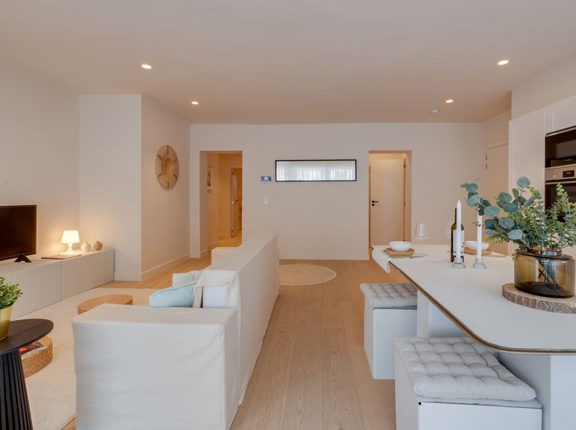 Instapklaar, energiezuinig en perfect gelegen in het hart van Kortrijk: dit stijlvol gerenoveerde gelijkvloerse appartement van 102 m² combineert hoog