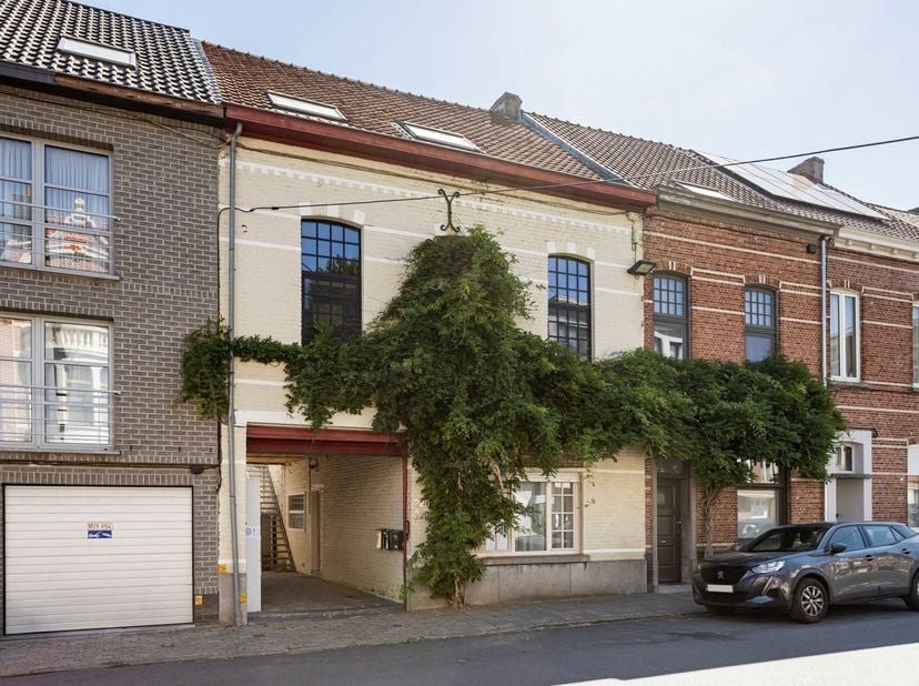 Dit appartement maakt deel uit van een kleinschalige residentie met slechts twee appartementen en is gelegen op de gelijkvloerse verdieping. <br />
Bi