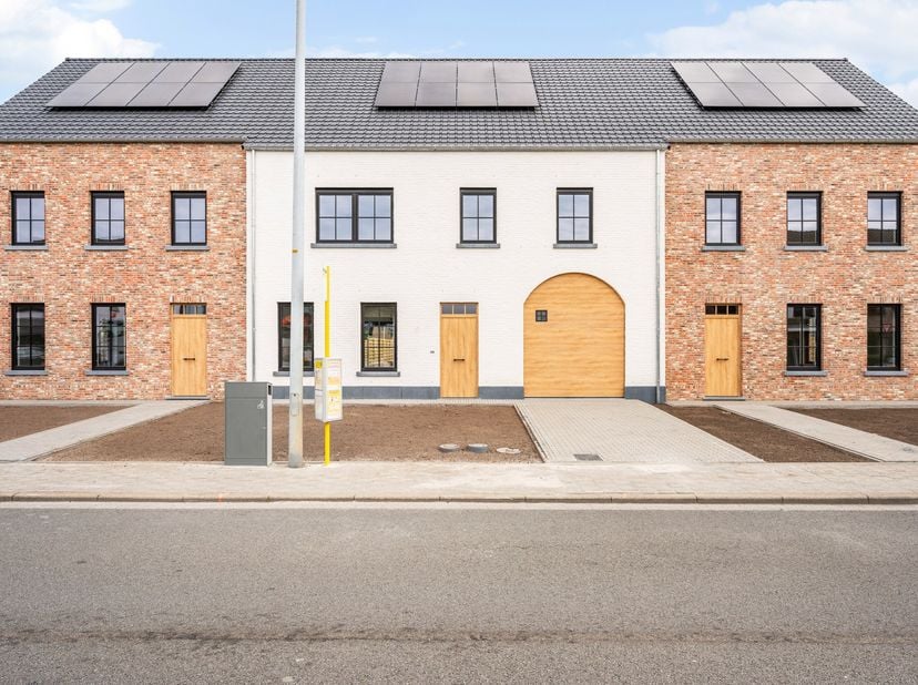 Deze energiezuinige nieuwbouwwoning geniet van een uitstekende ligging in het hart van Weelde. Gelegen in een rustige en kindvriendelijke omgeving bev