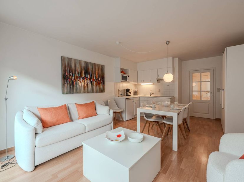 Ontdek deze gezellige studio te koop, uitstekend gelegen op de vierde verdieping van Residentie Zeezicht te Mariakerke - Oostende. Dit eigendom bevind