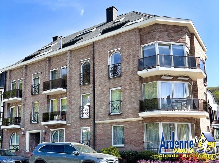 Glv: grote woonkamer,  1 slaapkamertje, 1 badkamer met douche, wastafel, wc en boiler.<br />
1 semi-ingerichte keuken (elektrische oven, elektrische k