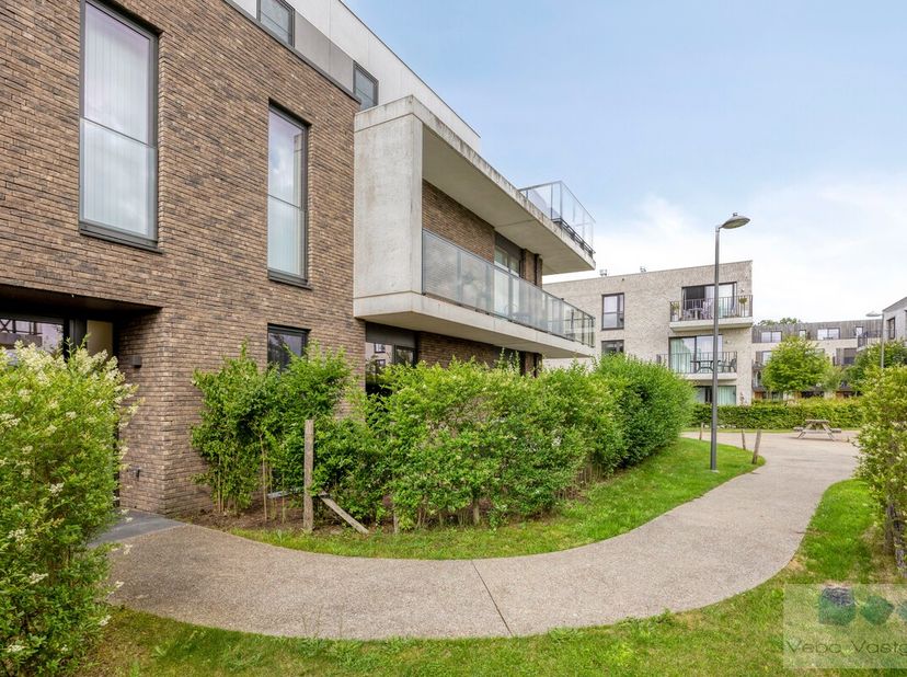 Recent gelijkvloers appartement, daterend uit 2019, van 92 m²&amp;nbsp;met hoogwaardige afwerking, unieke buitenbeleving en ruime garage op wandelafstand