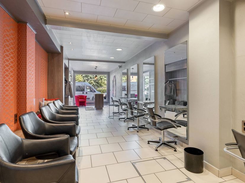 Indeling:<br />
<br />
Op het gelijkvloers bevindt zich een handelsruimte van ca. 80 m² die momenteel is ingericht als kapsalon. Dankzij de flexibele
