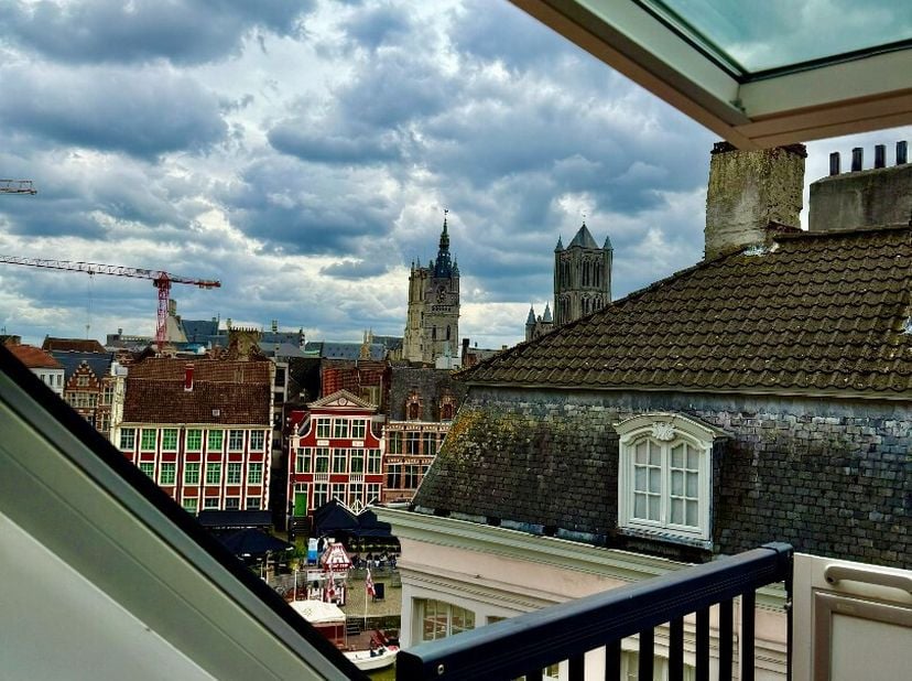 Dit volledig gemeubelde duplexappartement van ca. 90 m² bevindt zich in een prachtig gerestaureerd 19e-eeuws herenhuis, op een toplocatie in het histo