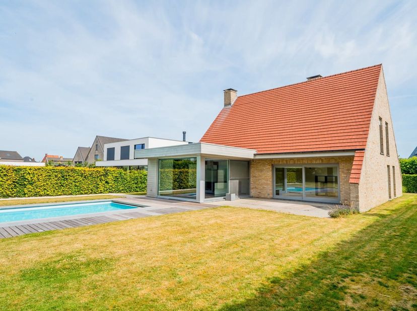 Bent u op zoek naar een instapklare en ruime gezinswoning waar comfort, gezelligheid en buitenleven perfect samenkomen? Dan is deze prachtige woning m