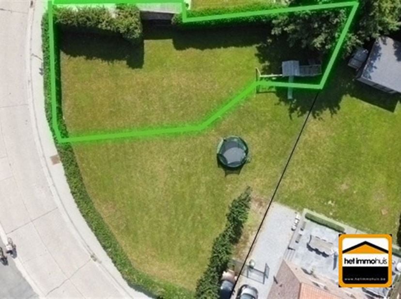Landelijk gelegen bouwgrond bouwgrond op perceel van 2a 77ca, geschikt<br />
voor een halfopen bebouwing (LOT 1)<br />
<br />
Deze bouwgrond met la