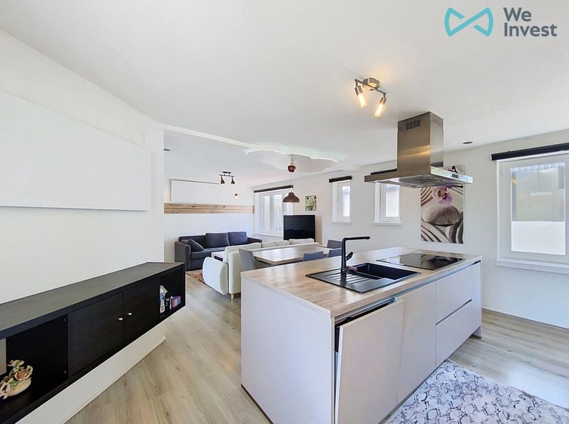 Op zoek naar een appartement waar comfort, technologie en een uitstekende ligging hand in hand gaan? Dan zal dit stijlvolle appartement aan de rand va