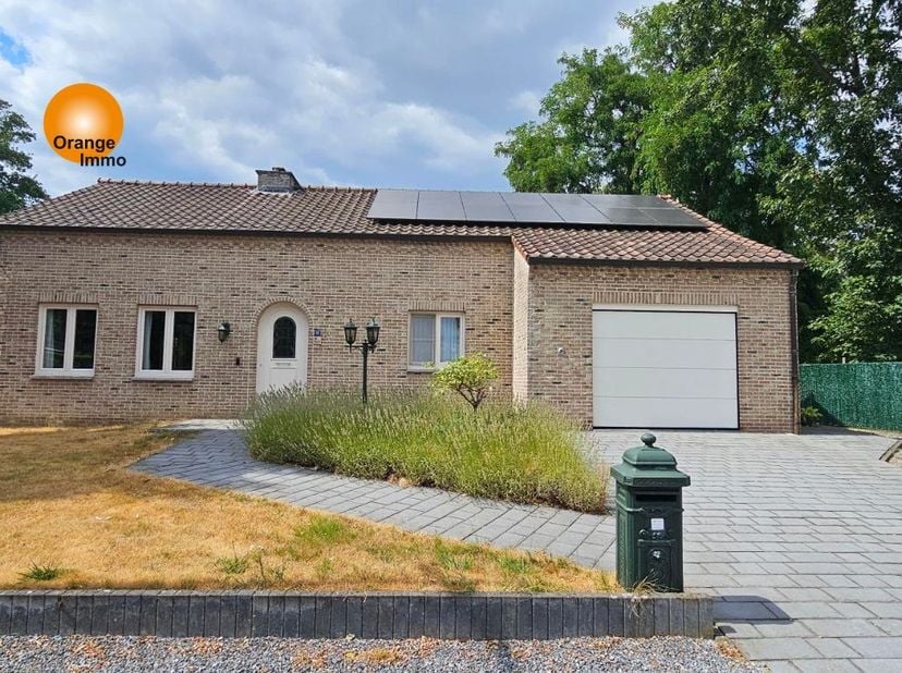 Residentieel gelegen bungalow met een ruime zonnige tuin.<br />
<br />
Deze vrijstaande bungalow is rustig gelegen en toch uitstekend bereikbaar. In d