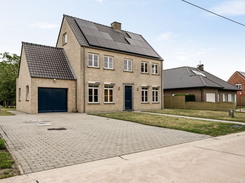 Ruime gezinswoning met 5 slaapkamers en garage op 882 m²<br />
<br />
<br />
Deze ruime gezinswoning met 5 slaapkamers is gelegen op een gunstige loc