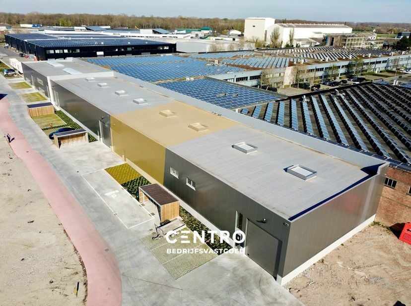 Benaderende OPPERVLAKTE:<br />
Magazijn: 359,8m²<br />
Inclusief 2 private parkeerplaatsen voor de deur (grasdallen) en gemeenschappelijke fietsenstal