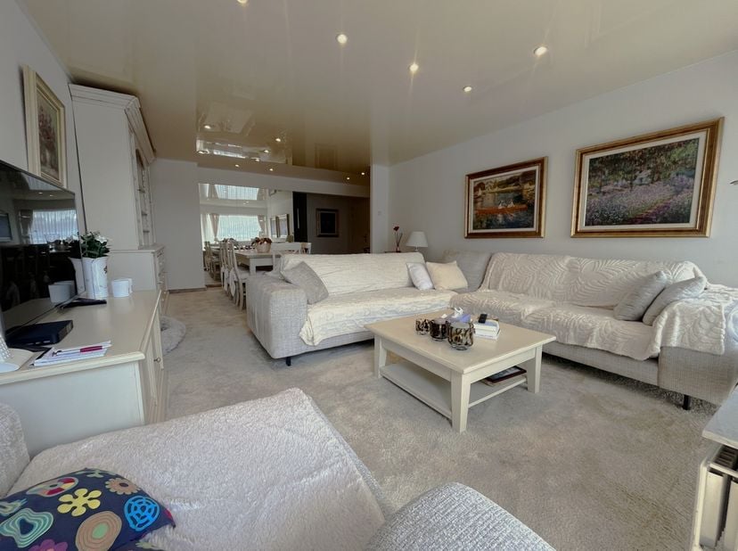 Op de 7de verdieping in Residentie "De Hazelaar" op het Sint-Katarinaplein verkopen wij dit ruime appartement van maar liefst 120m² met 3 slaapkamers.