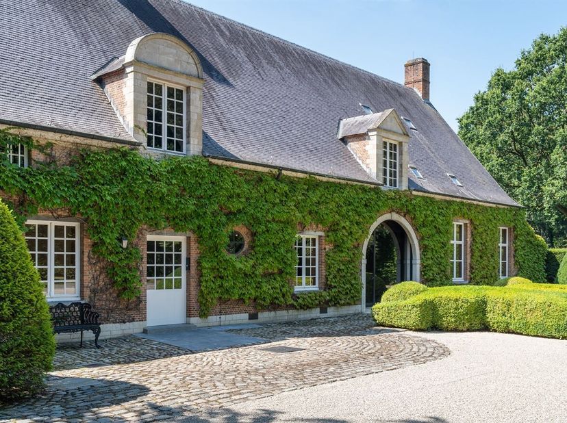 Au coeur d'un magnifique domaine privé d'environ 15 hectares se trouve cette villa exceptionnelle et exclusive, conçue en 1976 par l'architecte Rombou