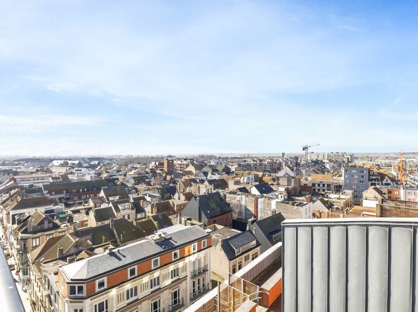Blankenberge: Modern appartement met ruim zonneterras op de Zeedijk te koop! Op de 8e verdieping van de prestigieuze residentie Bristol Palace bevindt