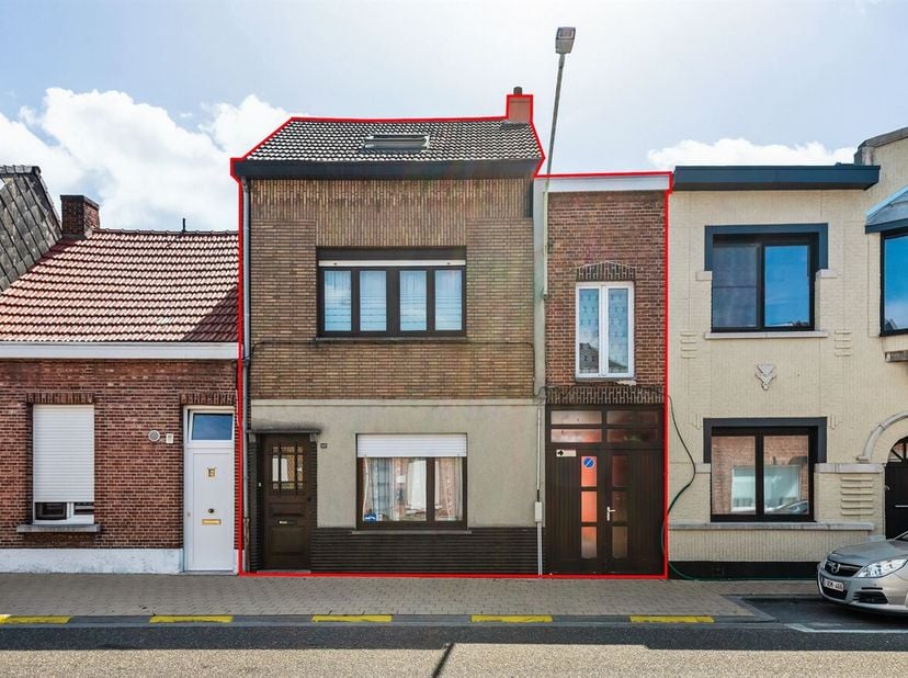 Ruime woning met multifunctioneel bijgebouw <br />
Ligging:<br />
De woning is gelegen nabij het centrum, vlotte verbinding richting Antwerpen, Stabro