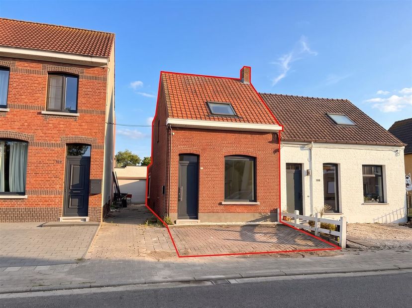 Maison entièrement rénovée avec 2 chambres <br />
Situation : <br />
La maison est située dans la Sint-Jansstraat à Essen. Toutes les commodités sont