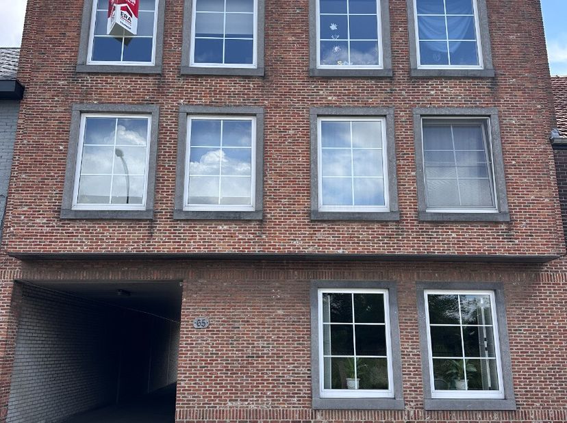 Gezellig appartement met 2 slaapkamers te huur in Lommel:Indeling: inkomhal, woonkamer, keuken, badkamer, berging, apart toilet, slaapkamer 1, slaapka