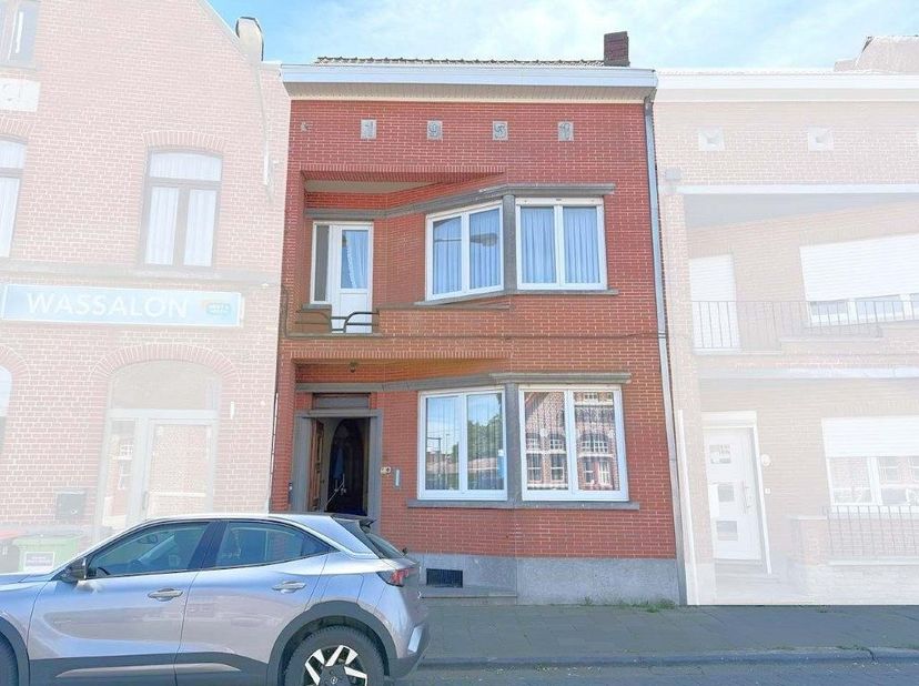 De woning omvat een inkomhal, lichtrijke living, keuken, berging, droge kelder, toilet, garage, terras en een bijzonder ruime tuin. Op de eerste verdi