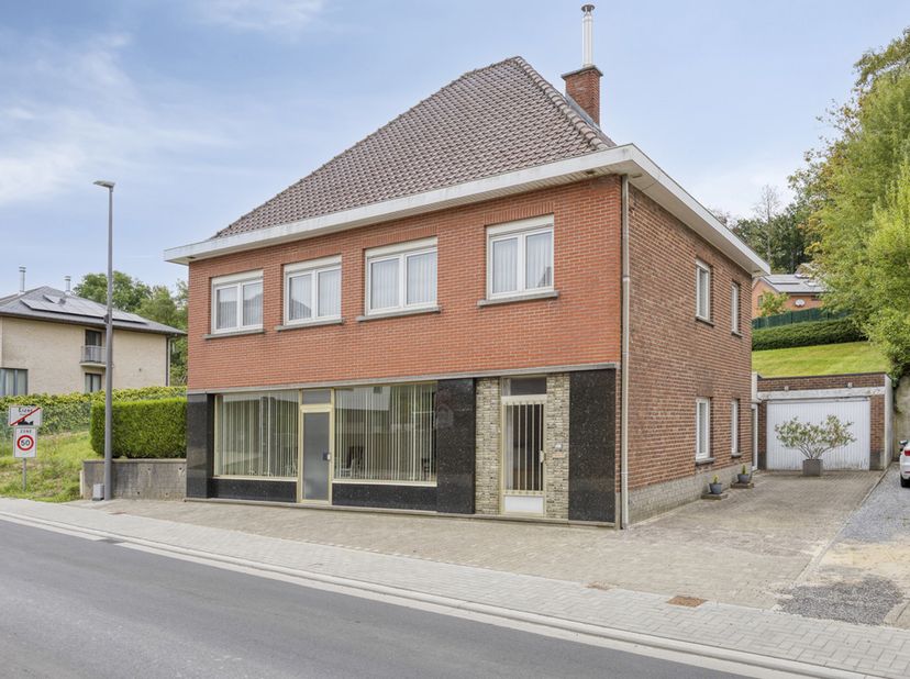 Maison unifamiliale polyvalente et idéale pour une famille multigénérationnelle, un indépendant souhaitant avoir son activité à la maison ou quelqu'un