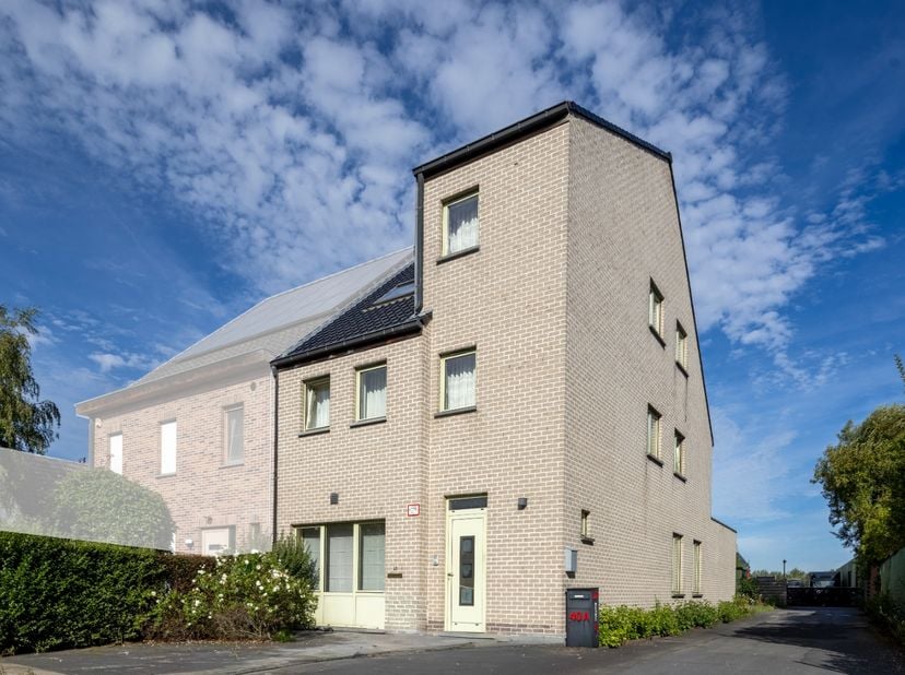 Welkom in de Groenewandeling te Drongen, waar deze grote&amp;nbsp;halfopen woning te koop staat. Gebouwd in 2013, biedt dit huis een optimale combinatie v