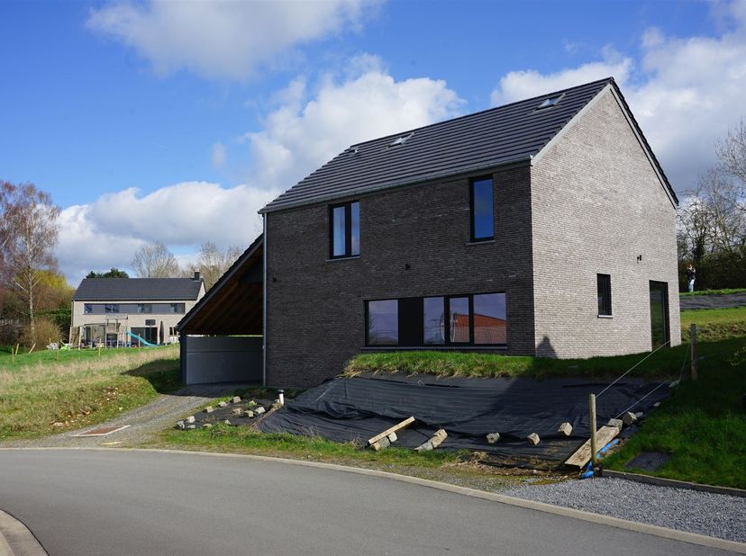 Magnifique maison neuve 4 façades – Confort, design et emplacement idéal<br />
Découvrez cette superbe maison neuve, entièrement aménagée et partiell
