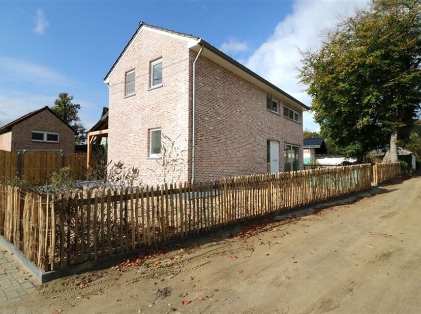 Maison récente de deux chambres située dans un cadre boisé. Son emplacement est un atout indéniable. À deux pas de la maison se trouvent les magnifiqu