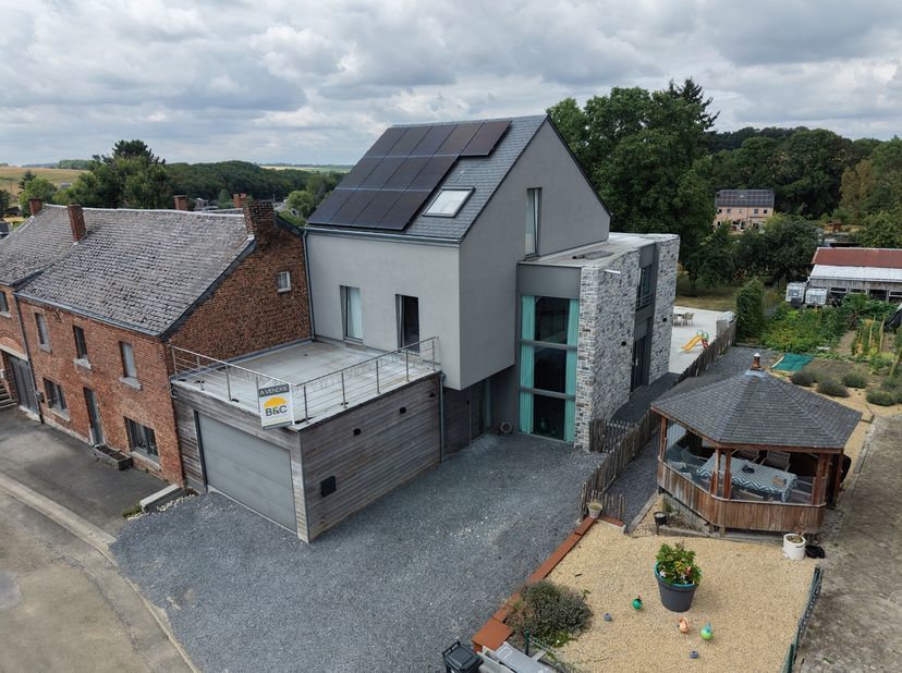 Kom deze prachtige moderne woning ontdekken, gelegen in het dorp Leignon (Chapois)!<br />
U zult ongetwijfeld gecharmeerd zijn door het comfort en de
