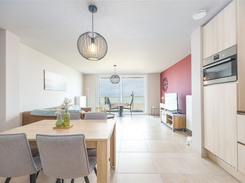 Zeer recent appartement met frontaal zeezicht gelegen op de 2e verdieping van de Residentie Vision  met  als indeling : inkomhal, ruime en brede  woon
