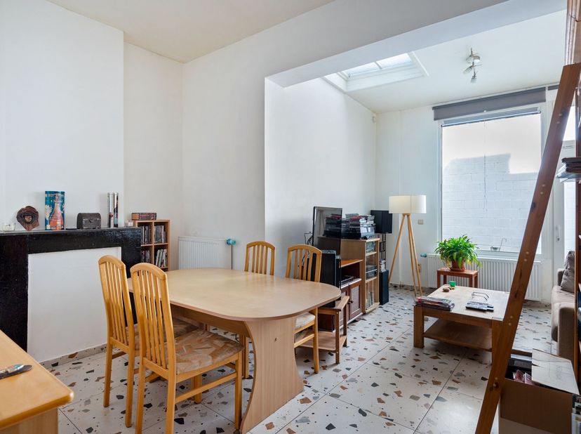 Cette charmante maison de ville est située dans un quartier calme et accueillant pour les enfants, près du Veemarkt, à quelques pas des magasins, des