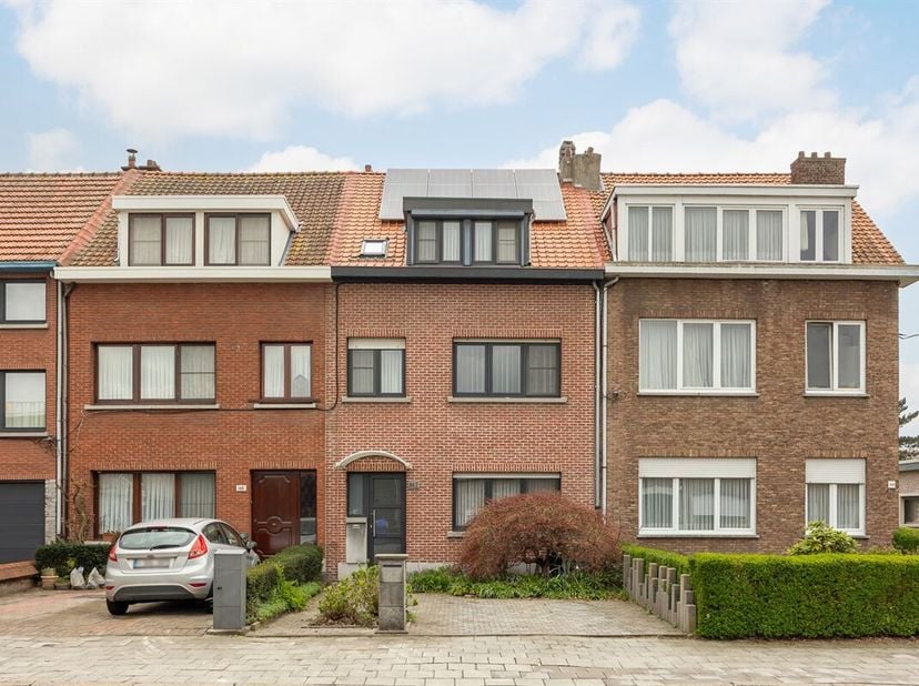 Deze grotendeels gerenoveerde gezinswoning is gunstig gelegen nabij diverse voorzieningen zoals scholen, supermarkten, openbaar vervoer en belangrijke