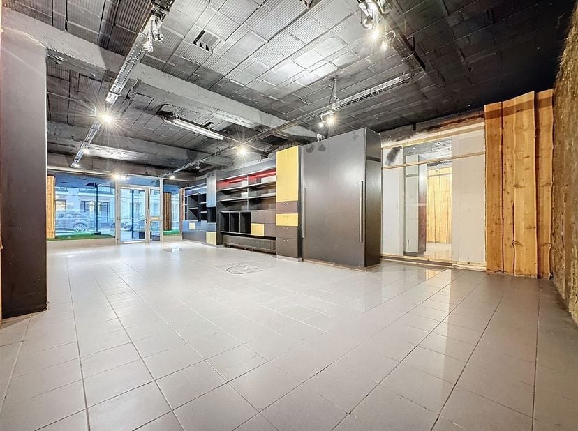 Bien professionnel à vendre
                    à 8800 Roeselare